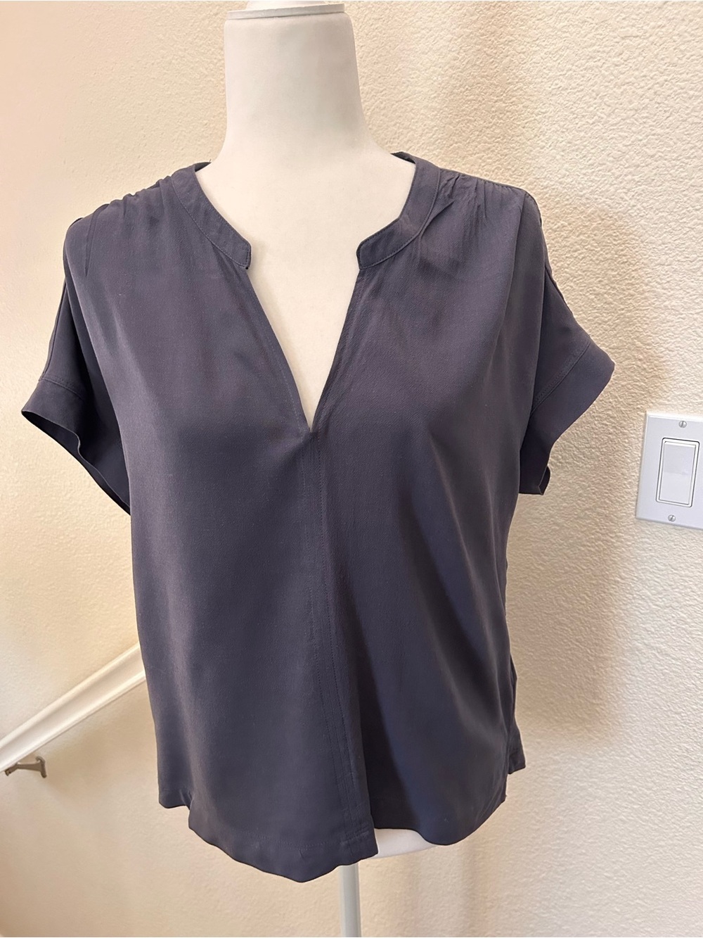 $128 Splendid Lead Gray Wynne Crepe Viscose Linen
Split V-Neck Blouse Size Large - Picture 3 of 9